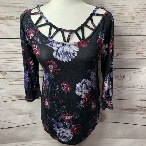 NWT Maurices Lattice Neck Floral Tee - Picture 2 of 6